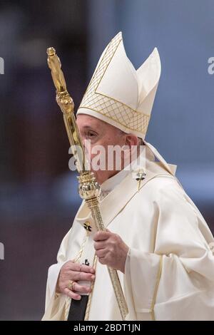 Rom, Staat Vatikanstadt, Staat Vatikanstadt. April 2020. April 2020 - Vatikanstadt (Heiliger Stuhl) - PAPST FRANZISKUS feiert die Messe des Abendmahls am Gründonnerstag mit der Eröffnung des Ostertriduums im Petersdom im Vatikan © EvandroInetti/Pool/Dibanez über ZUMA Wire Credit: Evandroinetti/ZUMA Wire/Alamy Live News Stockfoto