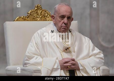 Rom, Staat Vatikanstadt, Staat Vatikanstadt. April 2020. April 2020 - Vatikanstadt (Heiliger Stuhl) - PAPST FRANZISKUS feiert die Messe des Abendmahls am Gründonnerstag mit der Eröffnung des Ostertriduums im Petersdom im Vatikan © EvandroInetti/Pool/Dibanez über ZUMA Wire Credit: Evandroinetti/ZUMA Wire/Alamy Live News Stockfoto