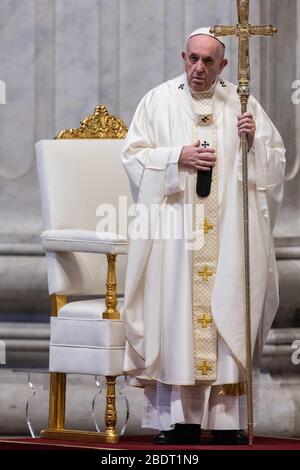 Rom, Staat Vatikanstadt, Staat Vatikanstadt. April 2020. April 2020 - Vatikanstadt (Heiliger Stuhl) - PAPST FRANZISKUS feiert die Messe des Abendmahls am Gründonnerstag mit der Eröffnung des Ostertriduums im Petersdom im Vatikan © EvandroInetti/Pool/Dibanez über ZUMA Wire Credit: Evandroinetti/ZUMA Wire/Alamy Live News Stockfoto