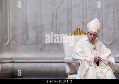 Rom, Staat Vatikanstadt, Staat Vatikanstadt. April 2020. April 2020 - Vatikanstadt (Heiliger Stuhl) - PAPST FRANZISKUS feiert die Messe des Abendmahls am Gründonnerstag mit der Eröffnung des Ostertriduums im Petersdom im Vatikan © EvandroInetti/Pool/Dibanez über ZUMA Wire Credit: Evandroinetti/ZUMA Wire/Alamy Live News Stockfoto