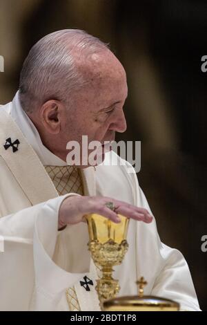 Rom, Staat Vatikanstadt, Staat Vatikanstadt. April 2020. April 2020 - Vatikanstadt (Heiliger Stuhl) - PAPST FRANZISKUS feiert die Messe des Abendmahls am Gründonnerstag mit der Eröffnung des Ostertriduums im Petersdom im Vatikan © EvandroInetti/Pool/Dibanez über ZUMA Wire Credit: Evandroinetti/ZUMA Wire/Alamy Live News Stockfoto