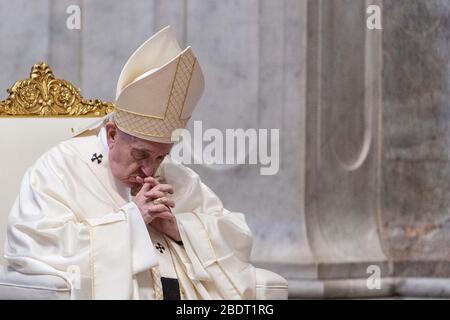 Rom, Staat Vatikanstadt, Staat Vatikanstadt. April 2020. April 2020 - Vatikanstadt (Heiliger Stuhl) - PAPST FRANZISKUS feiert die Messe des Abendmahls am Gründonnerstag mit der Eröffnung des Ostertriduums im Petersdom im Vatikan © EvandroInetti/Pool/Dibanez über ZUMA Wire Credit: Evandroinetti/ZUMA Wire/Alamy Live News Stockfoto