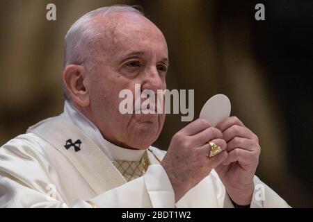 Rom, Staat Vatikanstadt, Staat Vatikanstadt. April 2020. April 2020 - Vatikanstadt (Heiliger Stuhl) - PAPST FRANZISKUS feiert die Messe des Abendmahls am Gründonnerstag mit der Eröffnung des Ostertriduums im Petersdom im Vatikan © EvandroInetti/Pool/Dibanez über ZUMA Wire Credit: Evandroinetti/ZUMA Wire/Alamy Live News Stockfoto