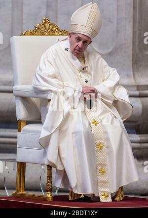 Rom, Staat Vatikanstadt, Staat Vatikanstadt. April 2020. April 2020 - Vatikanstadt (Heiliger Stuhl) - PAPST FRANZISKUS feiert die Messe des Abendmahls am Gründonnerstag mit der Eröffnung des Ostertriduums im Petersdom im Vatikan © EvandroInetti/Pool/Dibanez über ZUMA Wire Credit: Evandroinetti/ZUMA Wire/Alamy Live News Stockfoto