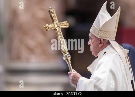 Rom, Staat Vatikanstadt, Staat Vatikanstadt. April 2020. April 2020 - Vatikanstadt (Heiliger Stuhl) - PAPST FRANZISKUS feiert die Messe des Abendmahls am Gründonnerstag mit der Eröffnung des Ostertriduums im Petersdom im Vatikan © EvandroInetti/Pool/Dibanez über ZUMA Wire Credit: Evandroinetti/ZUMA Wire/Alamy Live News Stockfoto