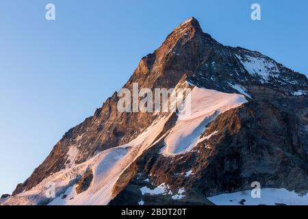 Sonnenlicht bei Sonnenaufgang. Das Matterhorn (Cervino), Nordwestgrat, genannt Zmuttgrat (Zmuttgrat). Gletscher. Schweizer Alpen. Europa. Stockfoto