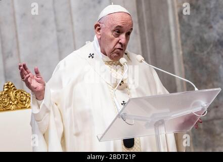 Rom, Staat Vatikanstadt, Staat Vatikanstadt. April 2020. April 2020 - Vatikanstadt (Heiliger Stuhl) - PAPST FRANZISKUS feiert die Messe des Abendmahls am Gründonnerstag mit der Eröffnung des Ostertriduums im Petersdom im Vatikan © EvandroInetti/Pool/Dibanez über ZUMA Wire Credit: Evandroinetti/ZUMA Wire/Alamy Live News Stockfoto