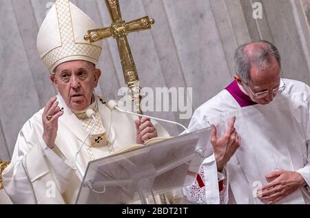 Rom, Staat Vatikanstadt, Staat Vatikanstadt. April 2020. April 2020 - Vatikanstadt (Heiliger Stuhl) - PAPST FRANZISKUS feiert die Messe des Abendmahls am Gründonnerstag mit der Eröffnung des Ostertriduums im Petersdom im Vatikan © EvandroInetti/Pool/Dibanez über ZUMA Wire Credit: Evandroinetti/ZUMA Wire/Alamy Live News Stockfoto