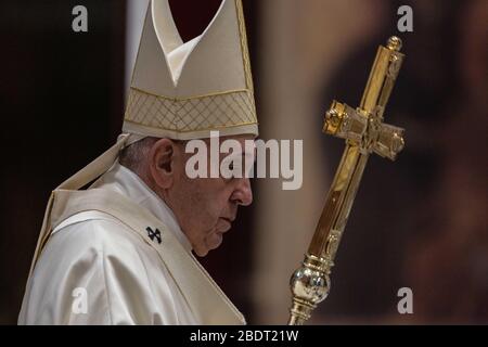 Rom, Staat Vatikanstadt, Staat Vatikanstadt. April 2020. April 2020 - Vatikanstadt (Heiliger Stuhl) - PAPST FRANZISKUS feiert die Messe des Abendmahls am Gründonnerstag mit der Eröffnung des Ostertriduums im Petersdom im Vatikan © EvandroInetti/Pool/Dibanez über ZUMA Wire Credit: Evandroinetti/ZUMA Wire/Alamy Live News Stockfoto