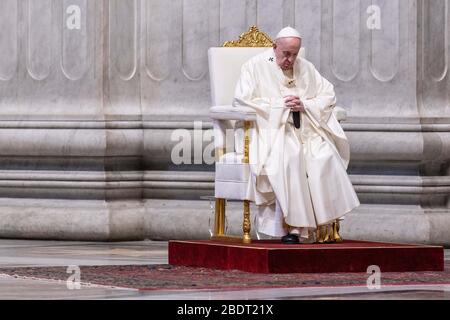 Rom, Staat Vatikanstadt, Staat Vatikanstadt. April 2020. April 2020 - Vatikanstadt (Heiliger Stuhl) - PAPST FRANZISKUS feiert die Messe des Abendmahls am Gründonnerstag mit der Eröffnung des Ostertriduums im Petersdom im Vatikan © EvandroInetti/Pool/Dibanez über ZUMA Wire Credit: Evandroinetti/ZUMA Wire/Alamy Live News Stockfoto