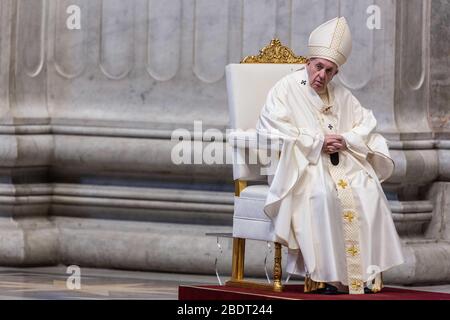 Rom, Staat Vatikanstadt, Staat Vatikanstadt. April 2020. April 2020 - Vatikanstadt (Heiliger Stuhl) - PAPST FRANZISKUS feiert die Messe des Abendmahls am Gründonnerstag mit der Eröffnung des Ostertriduums im Petersdom im Vatikan © EvandroInetti/Pool/Dibanez über ZUMA Wire Credit: Evandroinetti/ZUMA Wire/Alamy Live News Stockfoto
