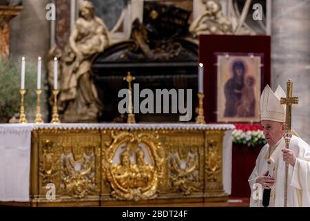 Rom, Staat Vatikanstadt, Staat Vatikanstadt. April 2020. April 2020 - Vatikanstadt (Heiliger Stuhl) - PAPST FRANZISKUS feiert die Messe des Abendmahls am Gründonnerstag mit der Eröffnung des Ostertriduums im Petersdom im Vatikan © EvandroInetti/Pool/Dibanez über ZUMA Wire Credit: Evandroinetti/ZUMA Wire/Alamy Live News Stockfoto