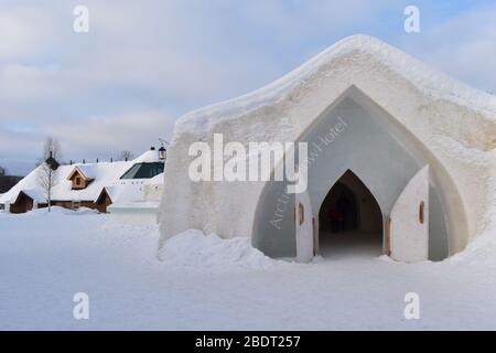 Schneehotel über dem arktischen Kreis, das jedes Jahr mit Eiskunstwerken geschnitzt wird. Schlafsäcke für extreme Bedingungen auf Rentierhaut gelegt sorgen für Wärme Stockfoto