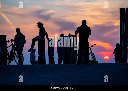 Der Schleuder Haniel, 185 Meter hoher Schlaghaufen, in der Grube Prosper Haniel, 2019 geschlossen, Kunstwerk Totems des Bildhauers Augustin Ibarrola, Sonnenuntergang Stockfoto