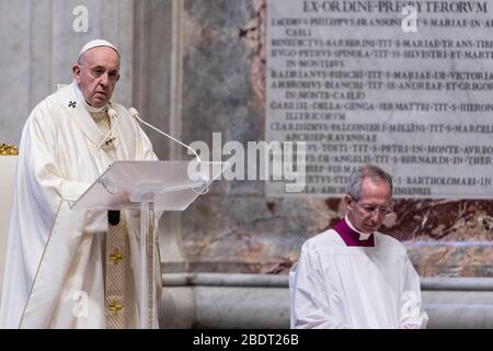 Rom, Staat Vatikanstadt, Staat Vatikanstadt. April 2020. April 2020 - Vatikanstadt (Heiliger Stuhl) - PAPST FRANZISKUS feiert die Messe des Abendmahls am Gründonnerstag mit der Eröffnung des Ostertriduums im Petersdom im Vatikan © EvandroInetti/Pool/Dibanez über ZUMA Wire Credit: Evandroinetti/ZUMA Wire/Alamy Live News Stockfoto