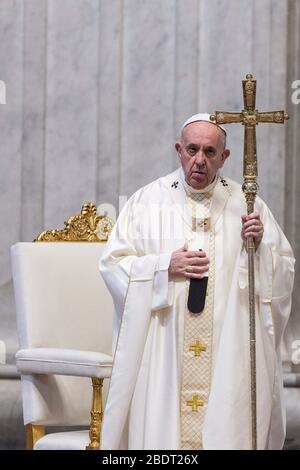 Rom, Staat Vatikanstadt, Staat Vatikanstadt. April 2020. April 2020 - Vatikanstadt (Heiliger Stuhl) - PAPST FRANZISKUS feiert die Messe des Abendmahls am Gründonnerstag mit der Eröffnung des Ostertriduums im Petersdom im Vatikan © EvandroInetti/Pool/Dibanez über ZUMA Wire Credit: Evandroinetti/ZUMA Wire/Alamy Live News Stockfoto