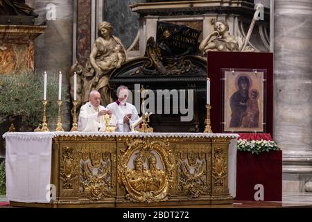 Rom, Staat Vatikanstadt, Staat Vatikanstadt. April 2020. April 2020 - Vatikanstadt (Heiliger Stuhl) - PAPST FRANZISKUS feiert die Messe des Abendmahls am Gründonnerstag mit der Eröffnung des Ostertriduums im Petersdom im Vatikan © EvandroInetti/Pool/Dibanez über ZUMA Wire Credit: Evandroinetti/ZUMA Wire/Alamy Live News Stockfoto