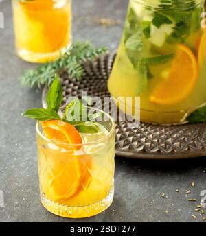 Nahaufnahme eines Glases mit orangefarbenem Mojito Stockfoto