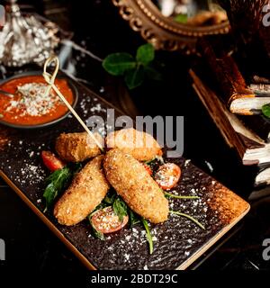 Gebratenes paniertes Huhn mit Tomatensauce serviert Stockfoto