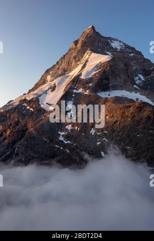 Sonnenlicht bei Sonnenaufgang. Das Matterhorn (Cervino), Nordwestgrat, genannt Zmuttgrat (Zmuttgrat). Gletscher. Schweizer Alpen. Europa. Stockfoto