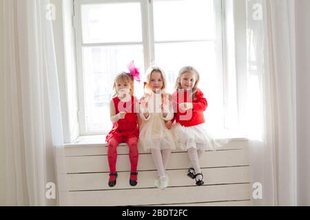 Freundin des Mädchens in rot-weißem Kleid beim Festival Stockfoto