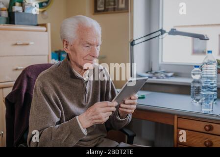 Positive Senior mit digitalem Tablet Stockfoto