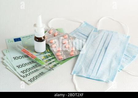 Spray, Tabletten, medizinisches Thermometer und Einwegmasken sind auf den Rechnungen. Medizinische Ausgaben in der Europäischen Union Stockfoto