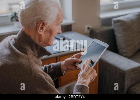 Positive Senior mit digitalem Tablet Stockfoto
