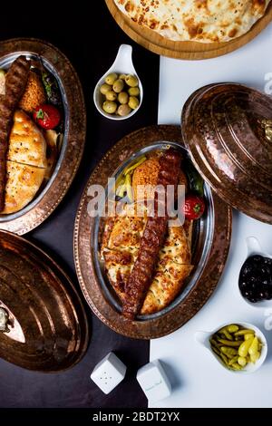 Blick von oben auf adana Kebab serviert auf Tandoor Brot und Bulgur Stockfoto