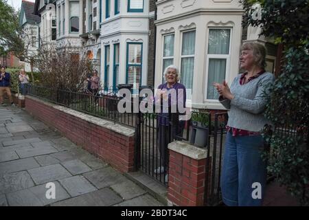 Cardiff, Wales, Großbritannien. April 2020. Einwohner von Cardiff schließen sich der dritten britischen breiten Masse "Clap for Carers" an, um ihre Unterstützung für NHS-Arbeiter Cardiff, Wales, Großbritannien zu zeigen. Credit: Haydn Denman/Alamy Live News. Stockfoto