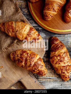 Von oben gesehen, Buttercroissants auf Holzbrett platziert Stockfoto