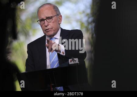 Washington, Vereinigte Staaten. April 2020. Larry Kudlow, Direktor des nationalen Wirtschaftsrates der Vereinigten Staaten, nimmt am Donnerstag, den 9. April 2020, in Washington, DC an einem TV-Interview im Weißen Haus Teil. Foto von Oliver Contreras/UPI Credit: UPI/Alamy Live News Stockfoto