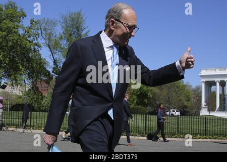 Washington, Vereinigte Staaten. April 2020. Larry Kudlow, Direktor des National Economic Council der Vereinigten Staaten, läuft in Richtung West Wing, nachdem er am Donnerstag, den 9. April 2020, in Washington, DC mit Reportern im Weißen Haus gesprochen hat. Foto von Oliver Contreras/UPI Credit: UPI/Alamy Live News Stockfoto