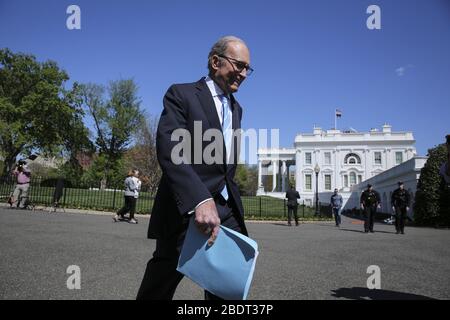 Washington, Vereinigte Staaten. April 2020. Larry Kudlow, Direktor des National Economic Council der Vereinigten Staaten, läuft in Richtung West Wing, nachdem er am Donnerstag, den 9. April 2020, in Washington, DC mit Reportern im Weißen Haus gesprochen hat. Foto von Oliver Contreras/UPI Credit: UPI/Alamy Live News Stockfoto