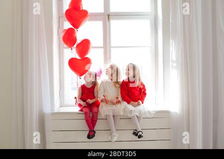 Freundin des Mädchens in rot-weißem Kleid beim Festival Stockfoto