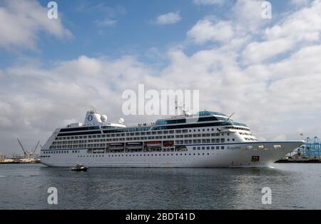 2020 4. April: Kalifornien USA: Regatta-Kreuzfahrtschiff mit nur Besatzung an Bord, keine Passagiere wegen des Coronavirus-Reiseverbots Stockfoto