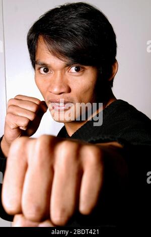 Porträt von Tony Jaa aus dem Film "Ong-Bak'fotografiert im Ritz Carlton in Philadelphia. Februar 2005. Kredit: Scott Weiner/MediaPunch Stockfoto