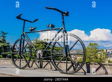 Riesige schwarze Fahrradskulptur in Tiflis, Georgien Stockfoto