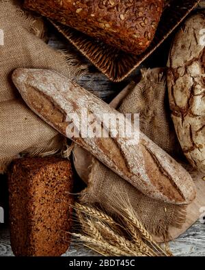 Draufsicht auf Bio-Vollkorn-Baguette Stockfoto