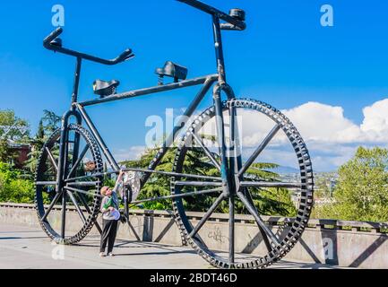 Riesige schwarze Fahrradskulptur in Tiflis, Georgien Stockfoto