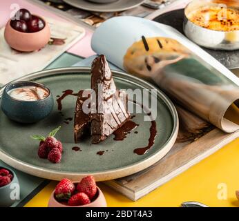 Dreieckige Schokoladenbrownies mit Eis Stockfoto