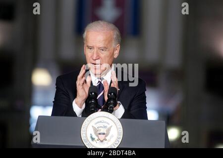 Vizepräsident Biden stellte eine Ankündigung mit Verkehrsminister Ray LaHood bei einem Besuch der PhiladelphiaÕs historischen 30. Straßenstation in Philadelphia, PA am 8. Februar 2011 vor. Kredit: Scott Weiner/MediaPunch Stockfoto