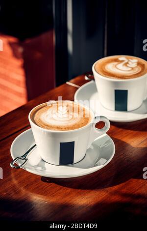Zwei Tassen Kaffee mit Latte Art Stockfoto