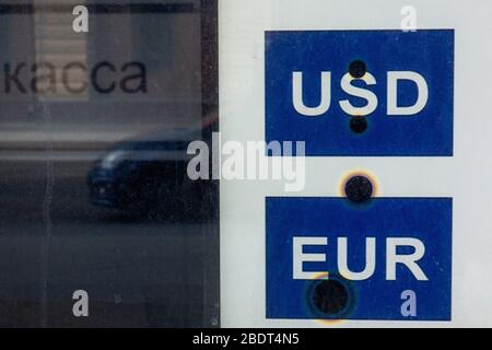 Moskau, Russland. April 2020. US-Dollar und Euro-Zeichen auf dem Vorstand der Wechselstube der russischen Bank mit den Wechselkursen der konvertierbaren Währungen in Zentral-Moskau, Russland Stockfoto