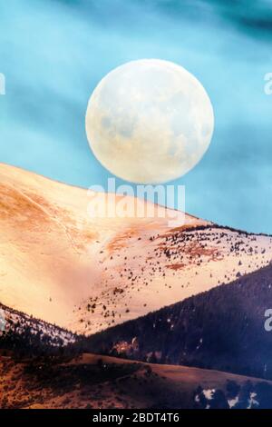 Vollrosa Super-Mond-Umgebung über Rocky Mountains, Salida, Colorado, USA Stockfoto