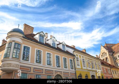 Die schönen historischen Gebäude in Budapest, Ungarn. Das Gebäude des Nationalarchivs von Ungarn im Hintergrund. Becsikapu ter Straße im Burgviertel. Altstadt der ungarischen Hauptstadt. Stockfoto