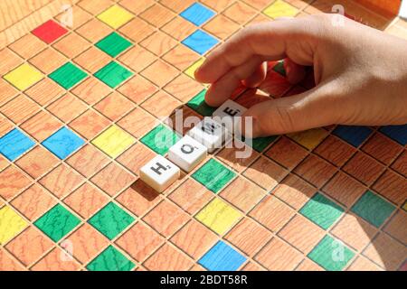 Moskau, Russland - 09. April 2020: Scrabble-Spielbriefe. Kind Set Wort nach Hause. Bildung und Lernkonzept Stockfoto