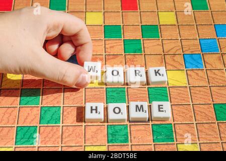 Moskau, Russland - 09. April 2020: Scrabble-Spielbriefe. Kind Set Buchstabe W in frase Arbeit zu Hause. Schutz Coronavirus consept Stockfoto