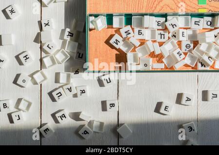 Moskau, Russland - 09. April 2020: Scrabble-Spiel auf Russisch. Buchstaben auf dem Spielfeld verstreut. Stockfoto