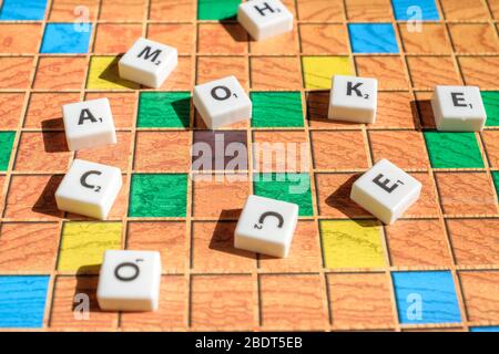 Moskau, Russland - 09. April 2020: Scrabble-Spielbriefe auf dem Spielfeld verstreut. Stockfoto